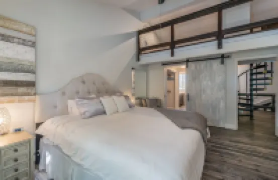 Gorgeous 2 Br Retreat with 2 Car Garage. Walk to Shops, Trails, & Brewery Wow!!!