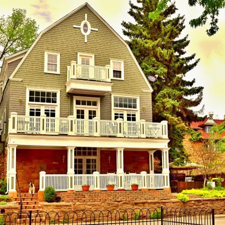 The Heart of Manitou Springs. Award-winning. Luxurious. Romantic. 2nd Floor West