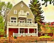 Heart of Manitou Springs. Award-winning. Luxurious. Rent all three apartments. Ruxton's Trading Post附近的飯店