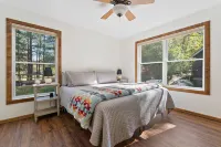 Lakeside: 4 Kings, Room4Groups, Hot Tub, Dock, Firewood