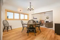 The Vintage Hideaway! Bright apartment, private yard and Starlink internet!