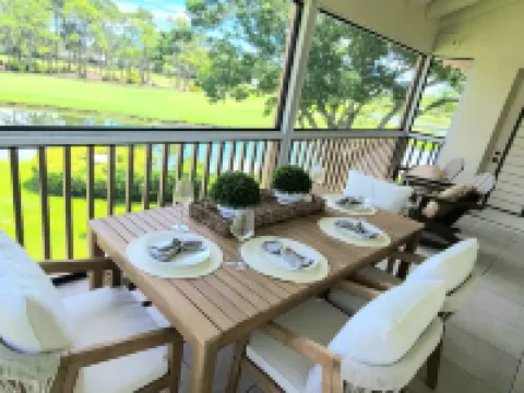 POSHPADZ Hideaway Villa 2 bed 2 bath PGA National Close to Beaches-Sleeps 5