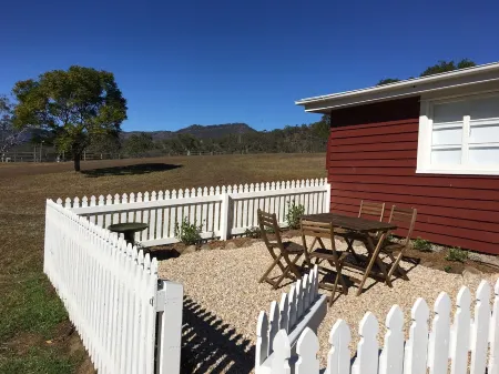 Darlington Grove Farm Stay in a Renovated Dairy Lots of Animals and River Access Отели в г. Бодесерт