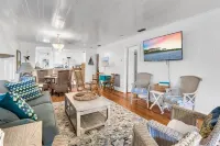 Feeling Beachy Cottage, Sleeps 6, Steps away from the beach!