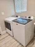 Luxury 800 ft" 1 bedroom Suite, Full Large Kitchen, King size bed, Free Laundry
