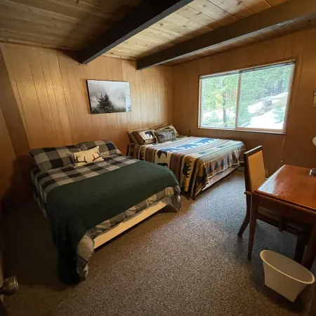 Black Bear Den ~ Access to Private Lake! Heat and AC