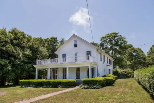 Entire House:14 Guests, 7 BRs, 10 Beds, 5 Full Baths, Outdoor Shower, Beach Gear Hotels in Narragansett
