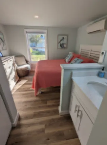 Coastal Cottage, walk to downtown Beaufort, close to beaches, pet friendly.