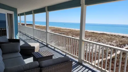 Beach front private home - The Best Kept Secret in Florida's Most Relaxing Place Отели рядом с достопримечательностью «Наварр Бич Си Тертл Консервейшен Сентер»