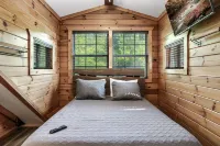 Secluded, renovated, cabin with gorgeous mountain views, firepit, hot tub