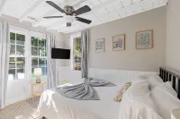 America's Lake Cabin with Patio & Firepit! 콜린 서클 공원 주변 호텔
