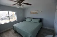 5 bed/3 Bath sleeps 19 Guests! Private Pool and steps to the Gulf! Flo Flounder's Beach, Booze & Boutique附近的飯店