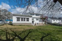 Balcony, Fully Fenced Yard, Sleep 4, Walk to Downtown