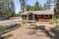 4-bedroom Private Lake House in charming Nine Mile Falls