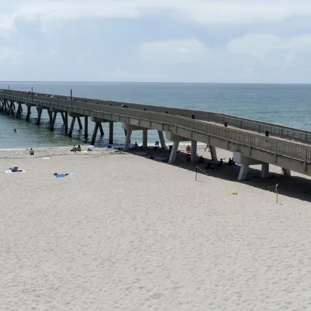 2 blocks to the beach-Dock-Ocean Access boating-Pool-Grill-Fully updated-Tikihut