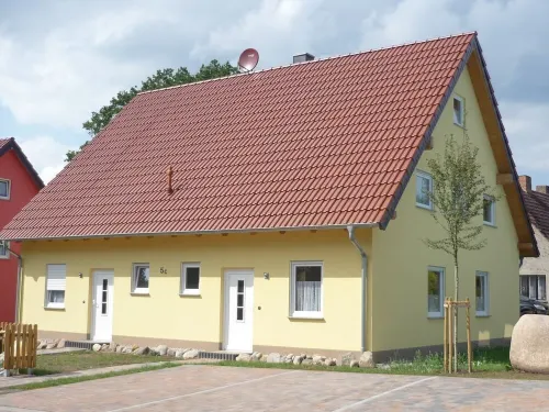 300 m to the white sandy beach, 150 m² living space, 3 bedrooms, 1 living room Hotel a Glowe