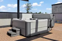 Hot Tubs ~ E-Bikes ~ Dog Friendly ~ Rooftop Terrace  ~ Close to Downtown