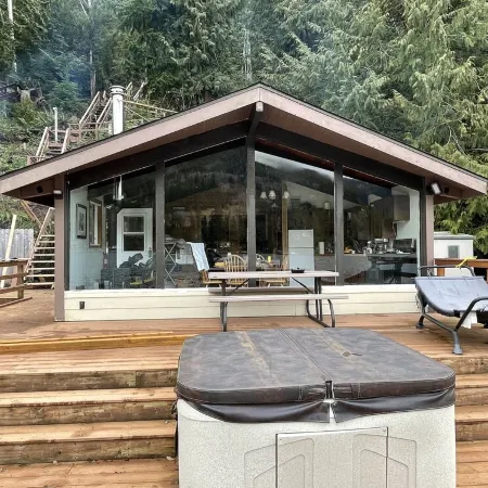 Cozy Cabin on Lake Sutherland with hot tub, huge dock and kayaks!