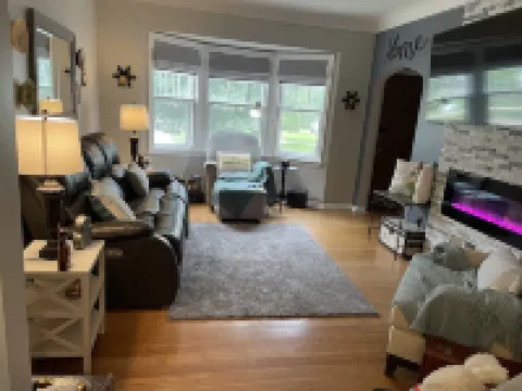 Spacious, lovely 2bed 1bath with free parking 奧克帕克酒店