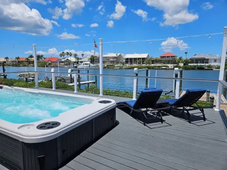 Beautiful Waterfront Home w/Access to Bay, Swim Spa Pool, Hot Tub,  Boat Dock. Отели в г. Apollo Beach