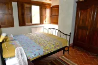 Casa di charme in a casolare di pietra con giardino privato Hotels in Asciano