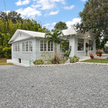 The Ashford - 2min walk to DT Mt Dora - 5 Star luxury!