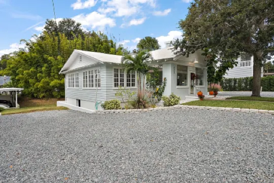 The Ashford - 2min walk to DT Mt Dora - 5 Star luxury!