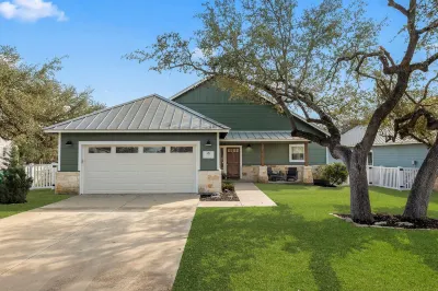 Designer Home in the Heart of Historic Dripping Springs-The Murray House