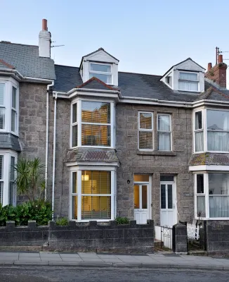 Cornish Pearl. Spacious three bedroom cottage 400 yards to the beach inc parking