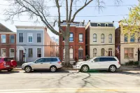 Cozy Old Town Escape: 2BR Dream WalkScore 98