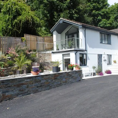 Luxurious Cornish Holiday let, 4 min stroll to Pentewan beach, village setting.