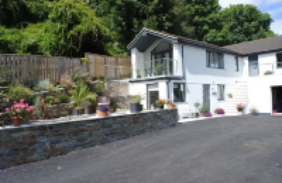 Luxurious Cornish Holiday let, 4 min stroll to Pentewan beach, village setting.