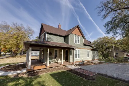 The Carol Anne - Charming 2bd - 2ba Victorian Home Near Downtown! Отели рядом с достопримечательностью «Iowa Events Center»