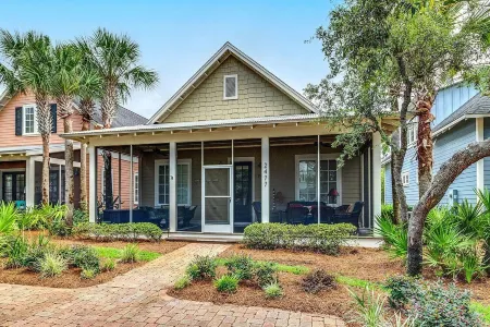 ~ Charming Family Beach Bungalow~ Golf Cart~ Bikes~ Private Patio~ Pet Friendly~