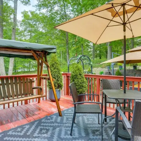 Cozy 4-bedroom house in enchanting Bushkill with private hot tub & game room
