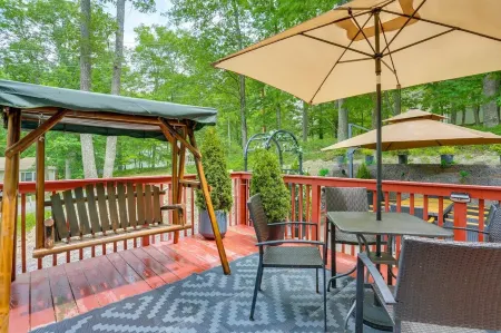Cozy 4-bedroom house in enchanting Bushkill with private hot tub & game room
