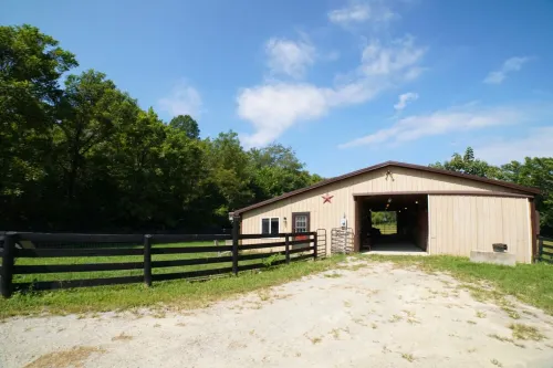 RETREAT TO HORSE COUNTRY & STAY IN THE ADORABLE PRIVATE TACK HOUSE