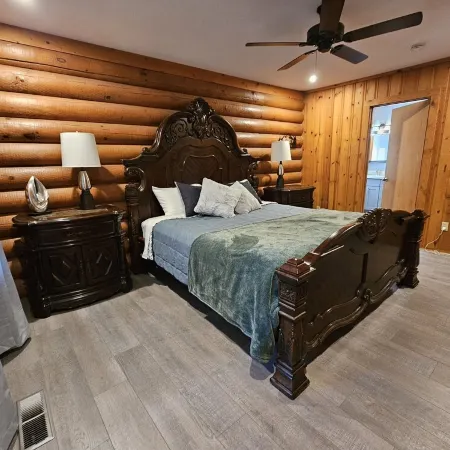 Charming, modern log cabin, steps to the lake. Bright & spacious. Ideal escape!