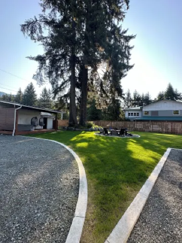 The Seedling - outdoor gas fireplace, hot tub & grill near shops & trails