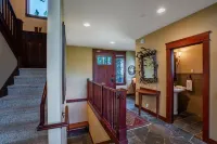 XXL 5 Star Luxury Home,  "The Lodge", Private Spa, Pool Table and Gorgeous Views