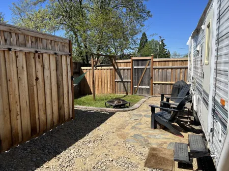 Modern Vintage Camper w/ Peaceful Private Yard Отели рядом с достопримечательностью «Jordan Schnitzer Museum of Art»