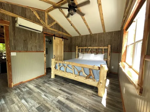 "Eagle's Nest" Tree House #5 w/ 2-person hot tub