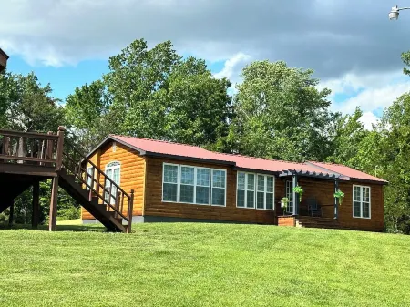 Peak-A-View Mountain Retreat: Cozy 2BR Getaway with Breathtaking Mountain Views! Отели в г. Clay County