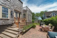 Spacious 5 BR, 4 BA home, a block fr Harbor, near World Class dining, shopping