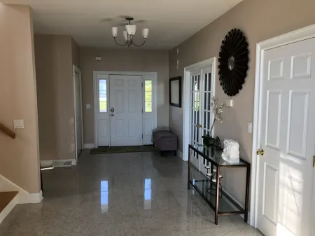 Beautiful Saratoga Lake waterfront Townhouse + Community Amenities