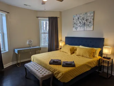 Bright and Spacious 5 BR Home Close to downtown. Pet-Friendly! Hotels near Cincinnati Zoo & Botanical Garden