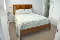 Popular Alki Beach Seattle Vacation House, Walk to Restaurants Отели рядом с достопримечательностью «Хоум Депо»
