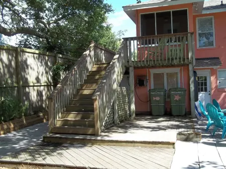 Cooper Flats-Upstairs - 2 Blocks to the Beach & to Downtown FB, Extraordinary!