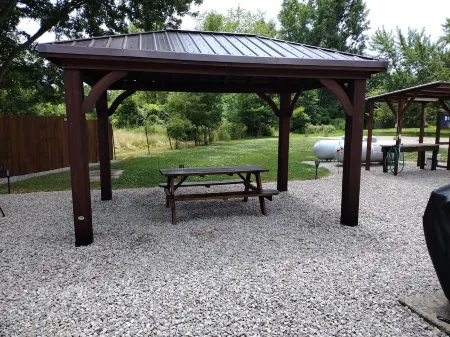 Newly remolded Lodge close to public boat ramps , beach and fishing charters.