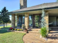 Private Cabin on acreage with pool & tennis court! Hotels near University of Central Oklahoma
